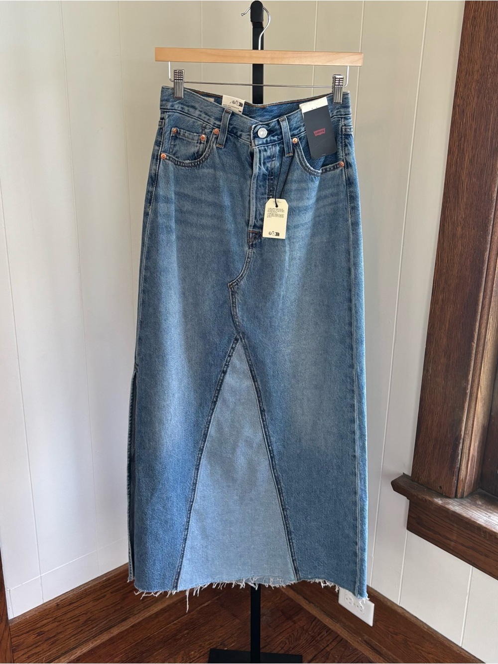 Levi’s Premium Denim Maxi Skirt Light Wash Raw Hem Side Slit Womens 25 NWT